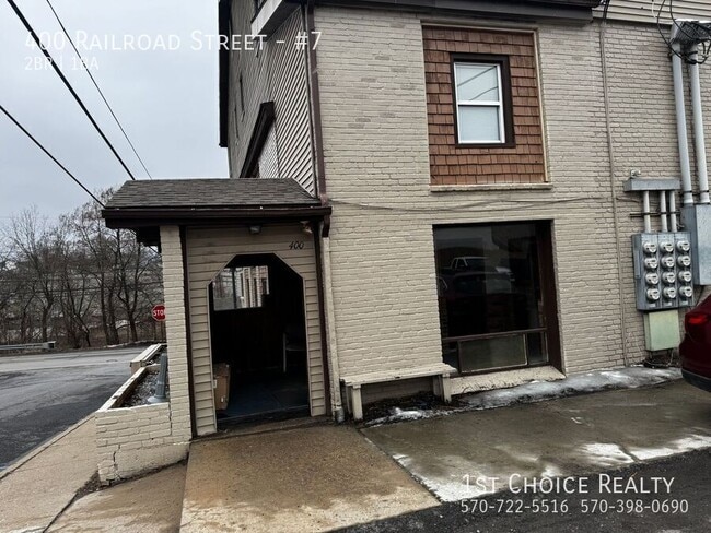 Building Photo - 400 Railroad St Unit #7