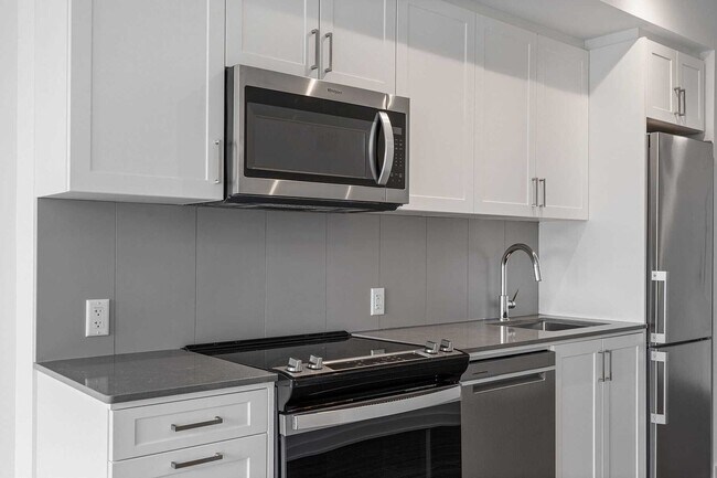 Photo - 681 Yonge St