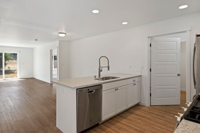 Photo - 4 Bed 2.5 Bath - Townhome - Hillcrest - NA...