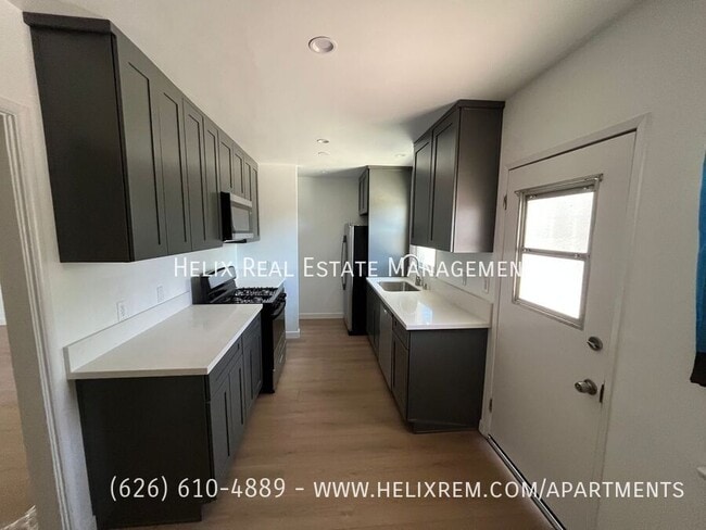 Building Photo - 10718 Oxnard St Rental