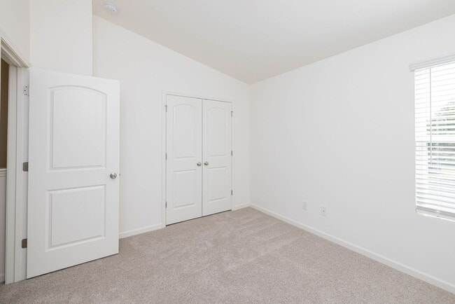 Building Photo - BEAUTIFUL 2 Bedroom Townhome in Mooresville