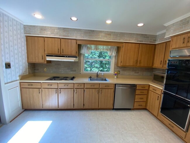 Photo - Welcome to your home in Chesopeian Colony,...