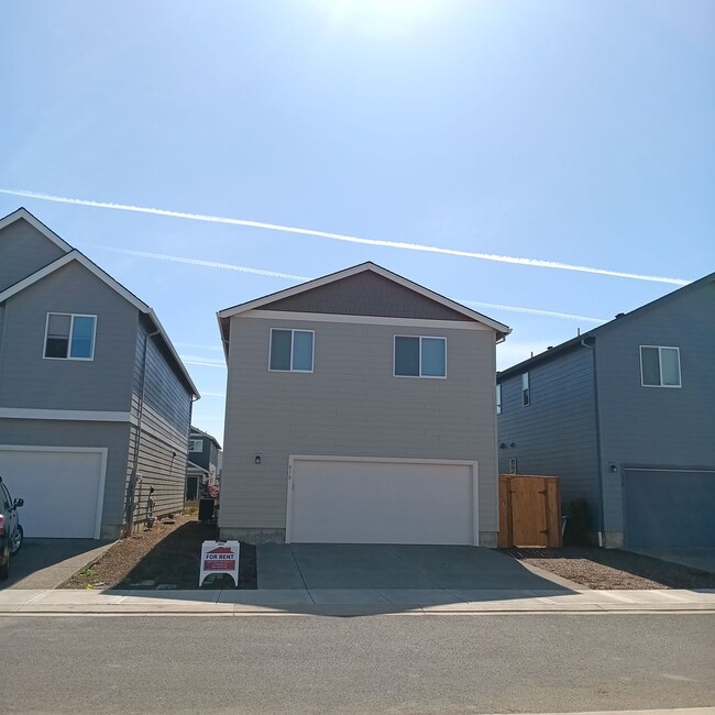 Building Photo - Beautiful Modern Home in Woodburn is Ready For You!!