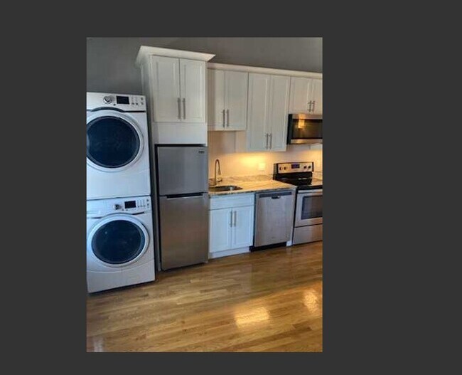 Photo - 470 E 4th St