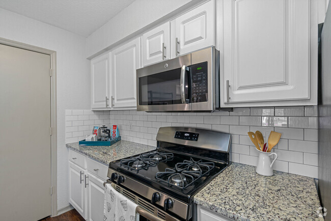 White Shaker Cabinetry with Designer Hardware and Tile Backsplashes - The Terraces at Lake Mary Rental