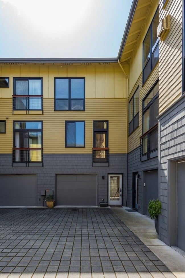 Luxury Three Bedroom Townhome in Johns Lan... - Luxury Three Bedroom Townhome in Johns Lan...