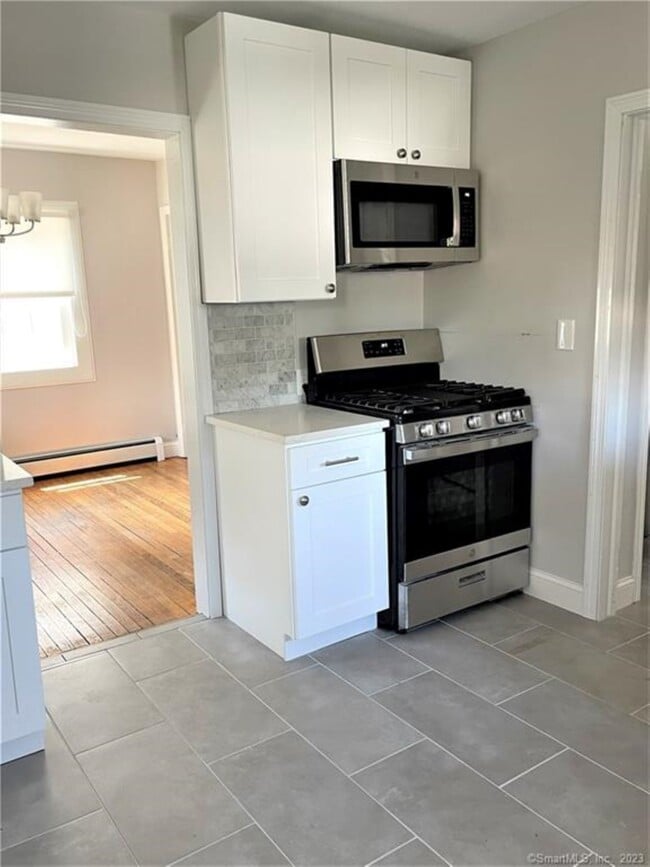 Updated kitchen, gas stove. white cabinets, bright and lovely - 10 Treadwell St