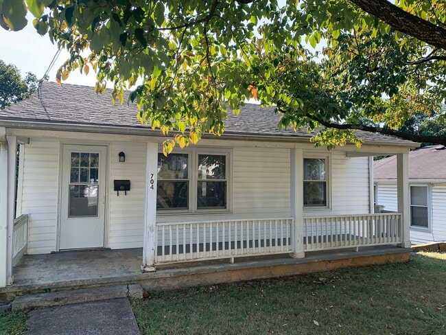 Building Photo - 2 Bedroom House off Memorial Avenue