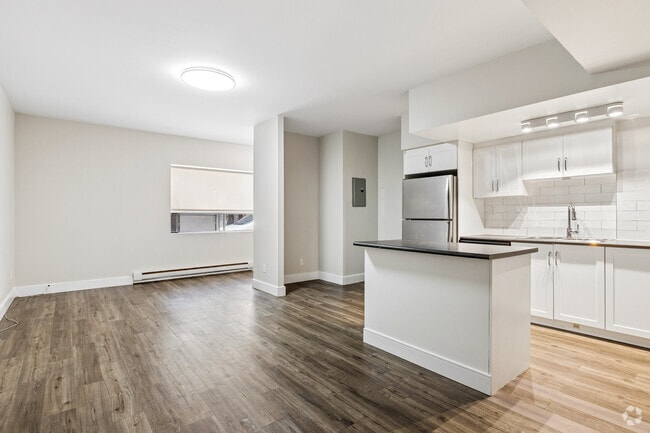 1BR, 1BA - 755SF - Kitchen/Living Room