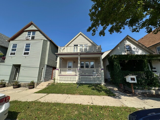 Building Photo - 824 E Wright St Rental