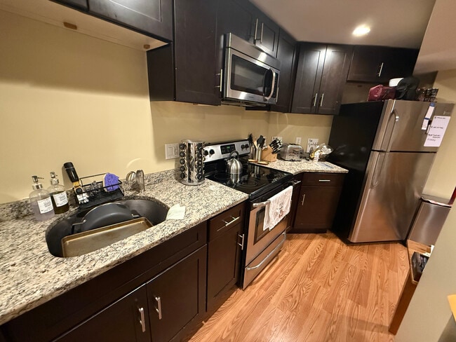 Building Photo - 404 Centre St Unit Apt 0