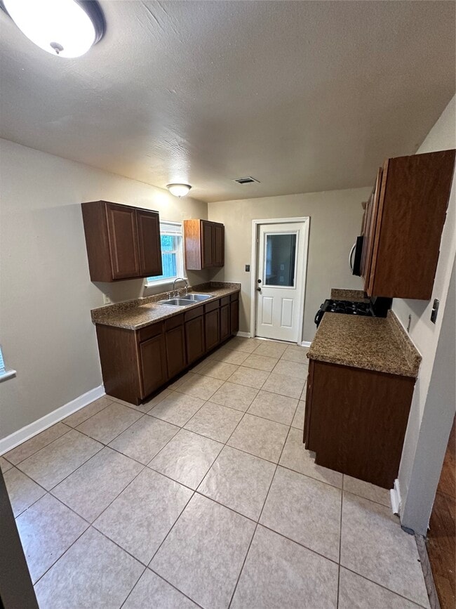 Photo - 5758 Belneath St