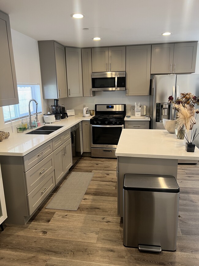 Photo - 1121 1/2 N Berendo St