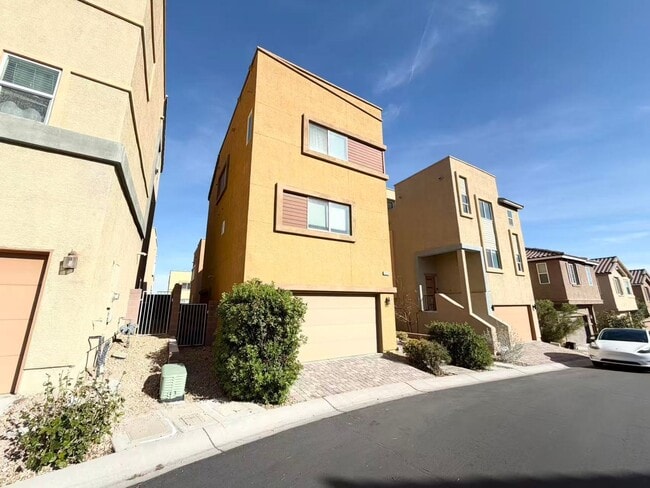 Building Photo - Contemporary Home in the NW