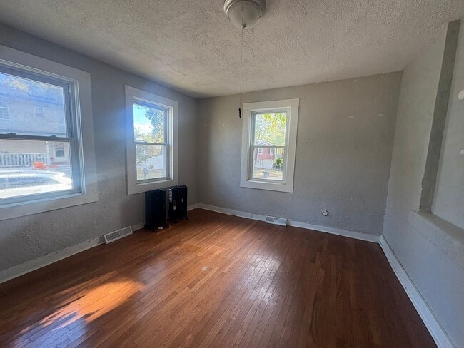 Photo - 465 Tampa St