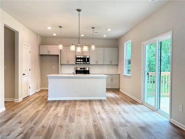 Photo - 1086 W Bank St