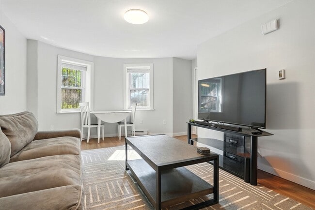 Building Photo - 100 E Brookline St Unit 1 Rental