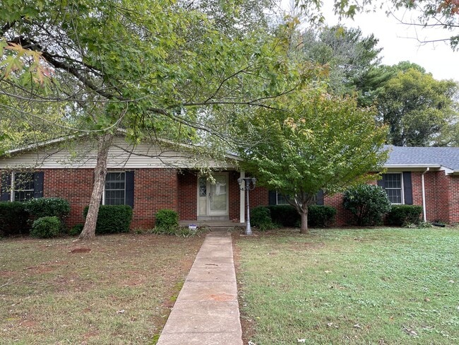 Building Photo - Large Family Home!!