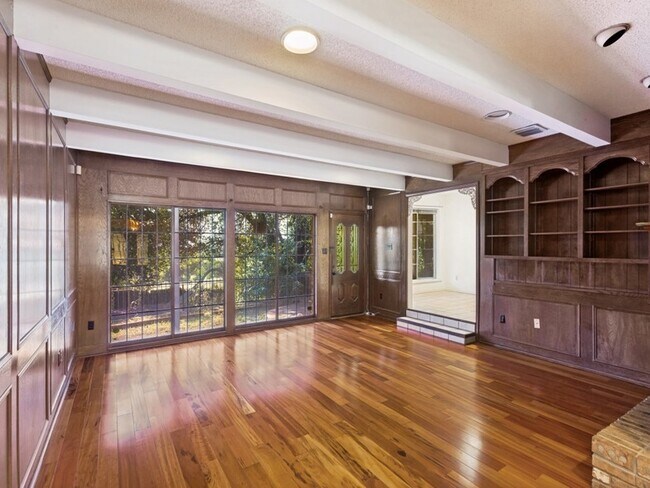 Photo - 412 Oakmont Ln N