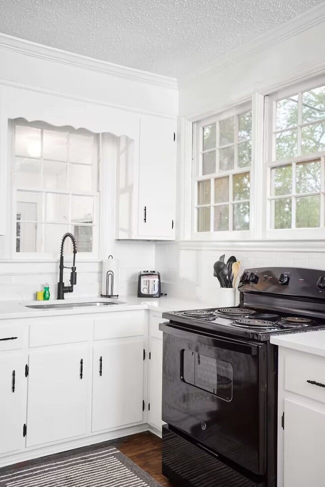 Photo - Historic Cottage Near Memorial Hospital & Savannah State – Unfurnished Long-Term Rental