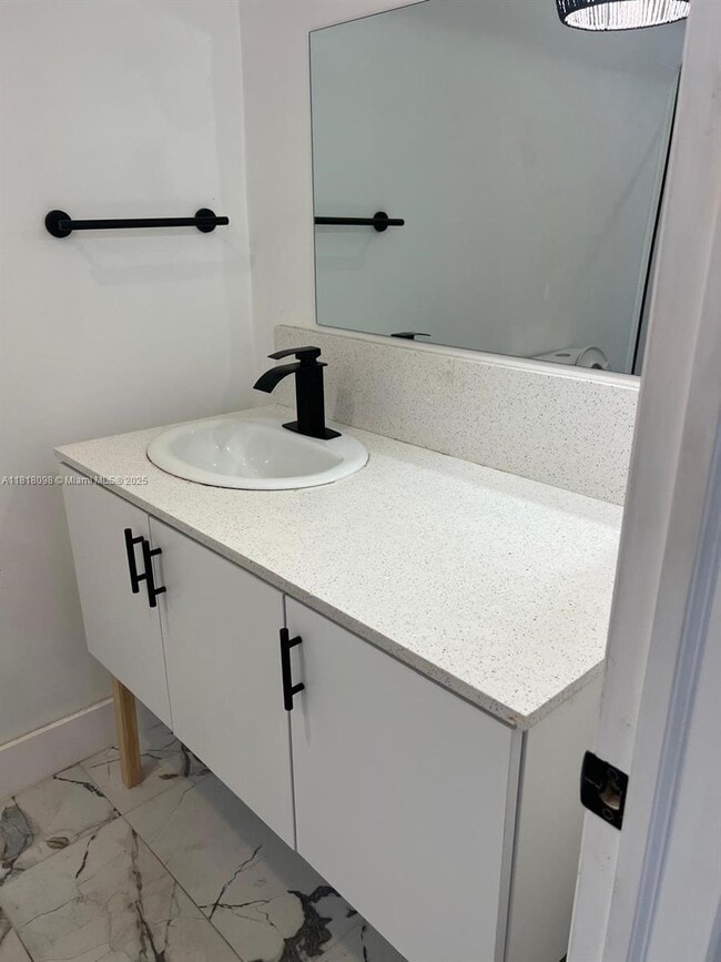 Building Photo - 453 NW 25th Ct Unit 5C Rental