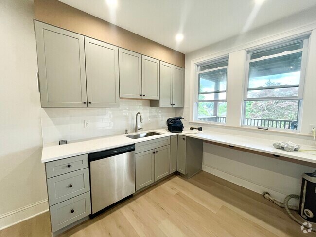 Building Photo - 66 Perthshire Rd Unit 2 Rental