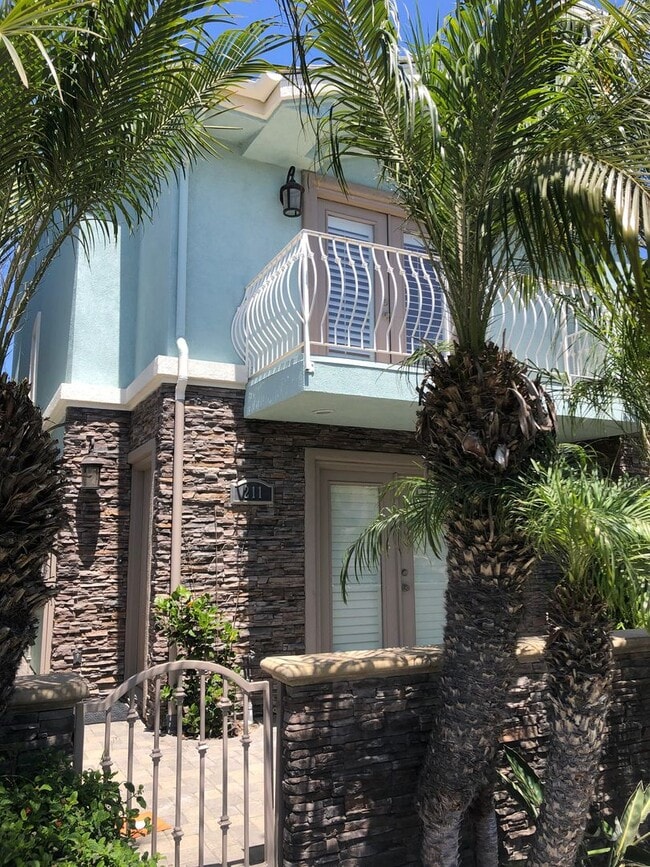 Building Photo - Three-story downtown home two blocks from ...