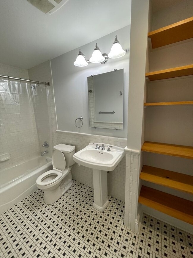 Photo - 2BD/2BA near Tulane