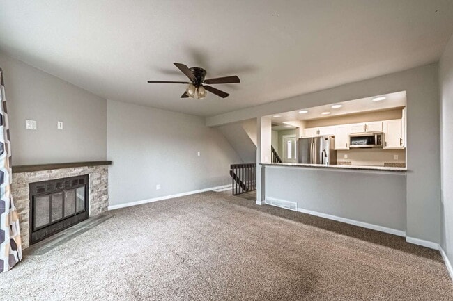 Photo - Beautiful Townhome with 3bedrooms and 3 bathrooms, and 1 car garage for rent.