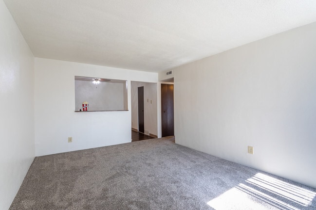 2BR, 1BA - 800 SF