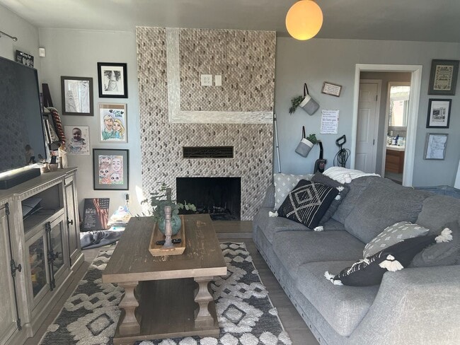 Photo - 947 Hanover St