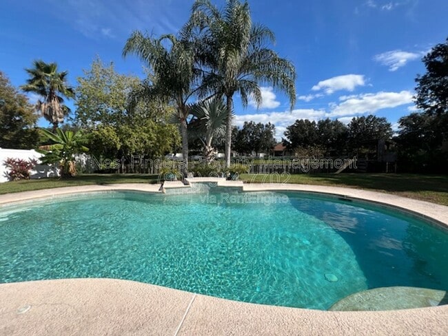 Building Photo - 264 Village Green Ave