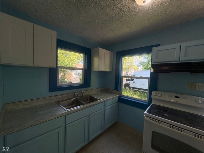 Photo - 2827 E 18th St