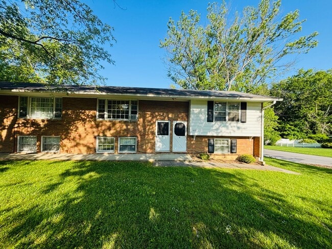 Building Photo - 1605 Lark Ln Unit 3
