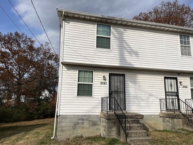 Building Photo - 2 Bedroom Home Minutes from Downtown!