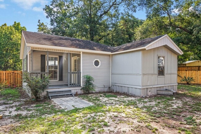 Photo - 700 Persimmon St