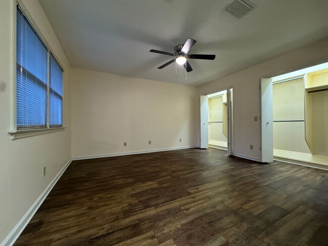 Photo - 702 Sandhurst Dr