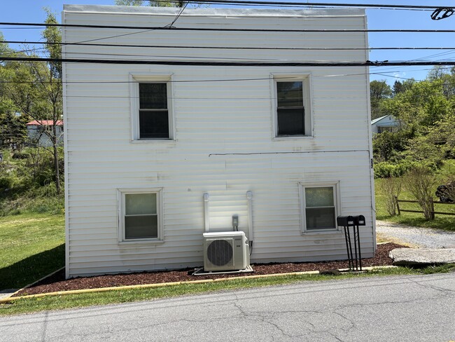 Building Photo - 557 S Church St Unit A