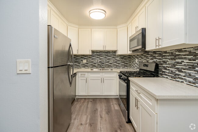 2BR, 2BA - 875SF - Kitchen