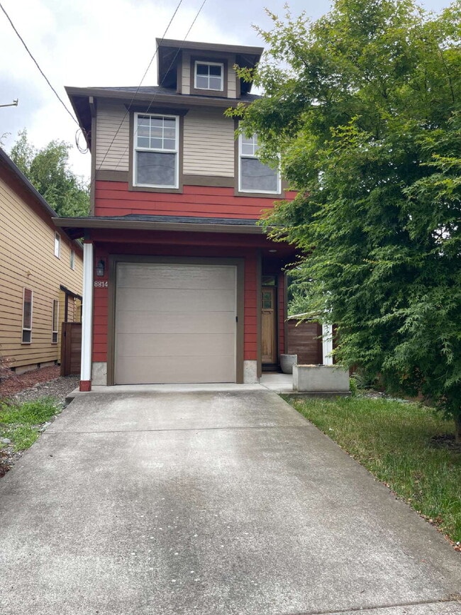 Building Photo - 3 Bedroom / 2.5 Bathroom Home with Attached Garage & Fenced Backyard