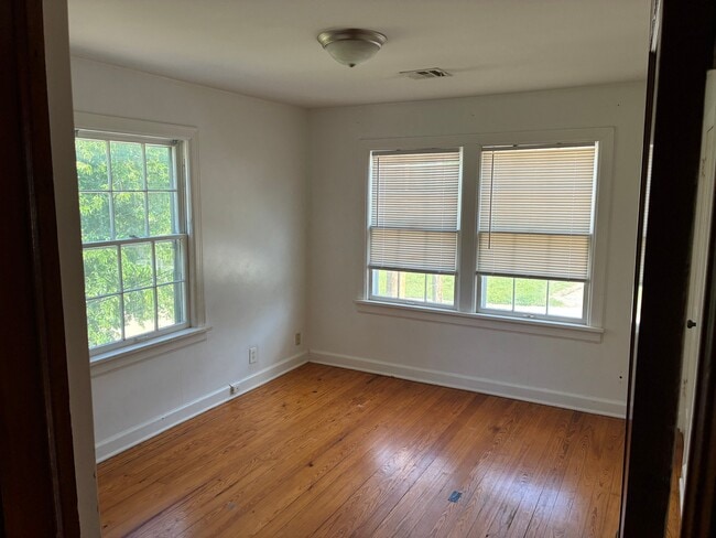 Photo - 215 W Jasper St