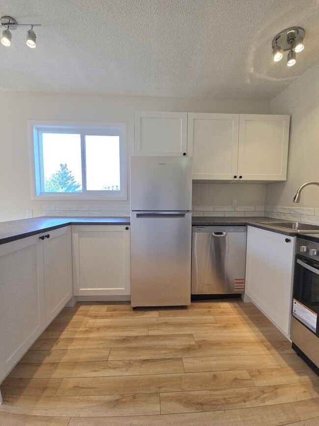 Building Photo - 1001-1002 2 Ave NW Unit 9