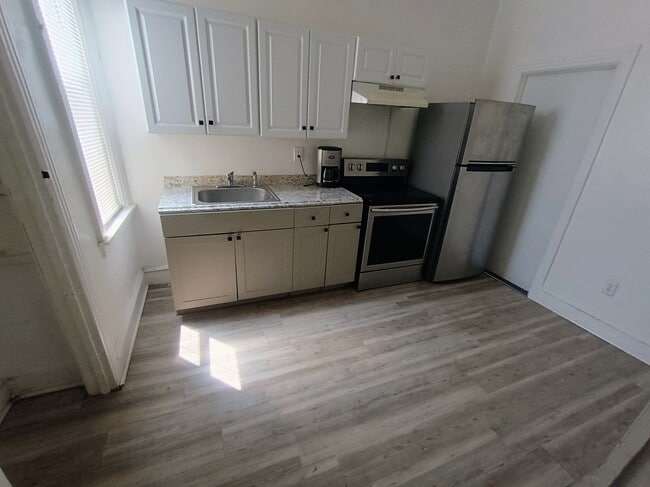 Building Photo - 2338 W Hagert St Unit 2