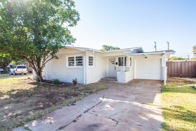 Building Photo - Great 3 bedroom 1.5 Bathroom house conveni...