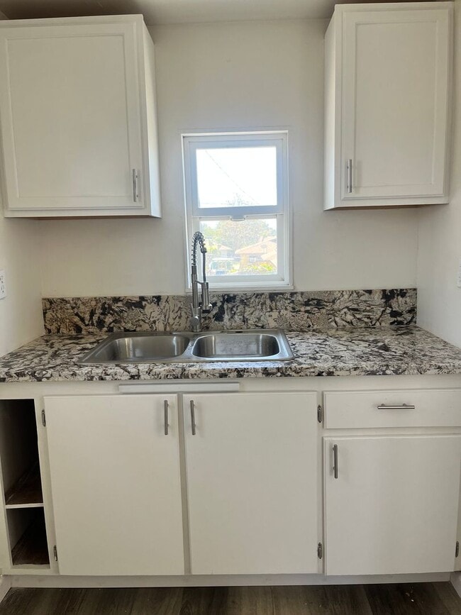 Building Photo - 615 Central Unit 1/2