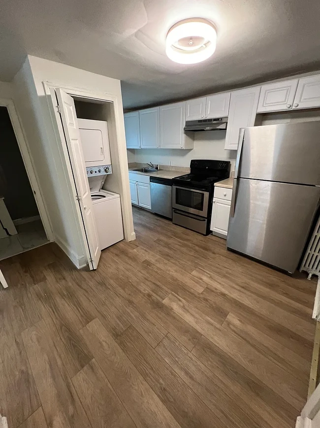 Kitchen with electric stove, dishwasher, refrigerator, and in unit washer/dryer - 12 E Lancaster Ave Apartamentos