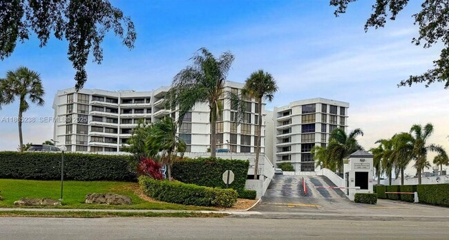 Building Photo - 13953 Kendale Lakes Cir Unit 210B