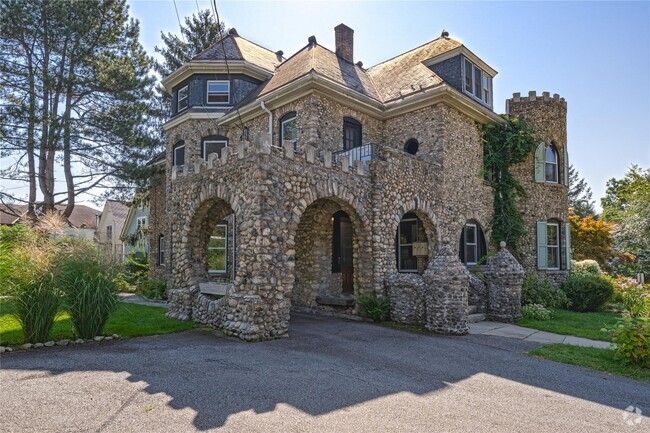 Building Photo - 16 Bedford Rd Unit 2 Rental