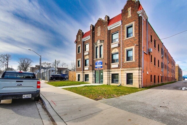 Building Photo - Beautifully renovated 1Bd Unit 302