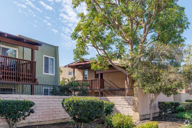 1000 - 1040 Oeste de MacArthur Blvd. - MacArthur Village